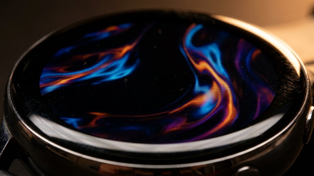 Primer plano de una pantalla AMOLED de smartwatch con negros profundos y colores vivos