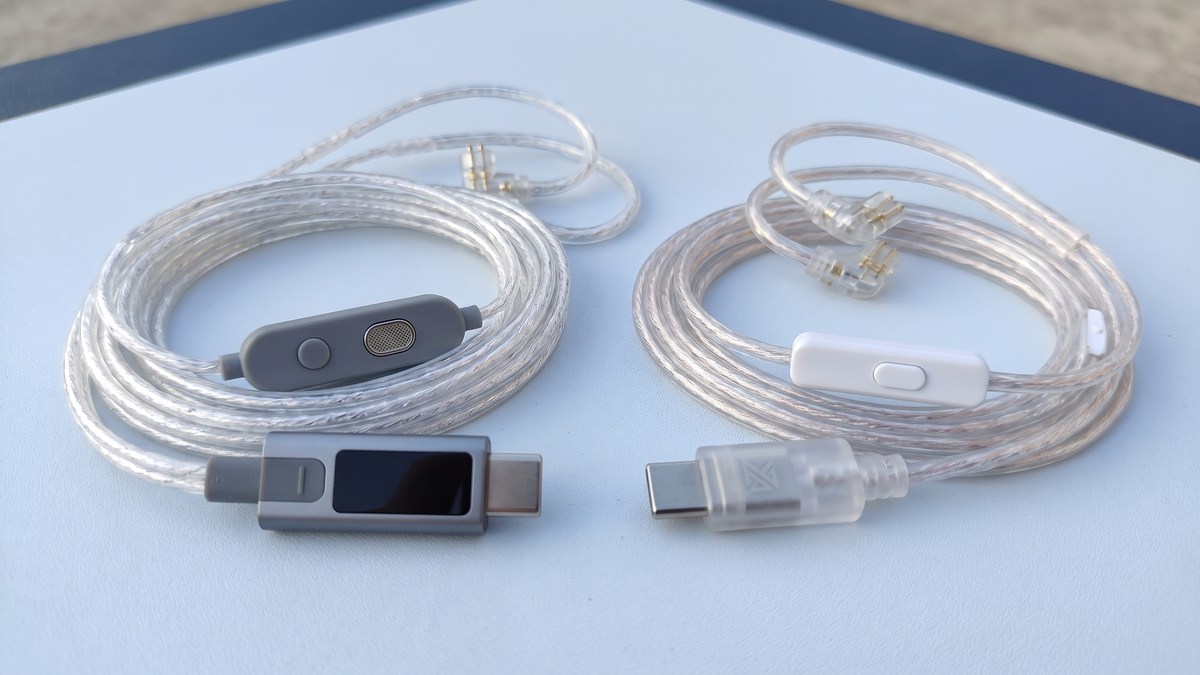 Dos cables KZ USB-C con DAC: micrófono dual a la izquierda y cable chapado en plata a la derecha