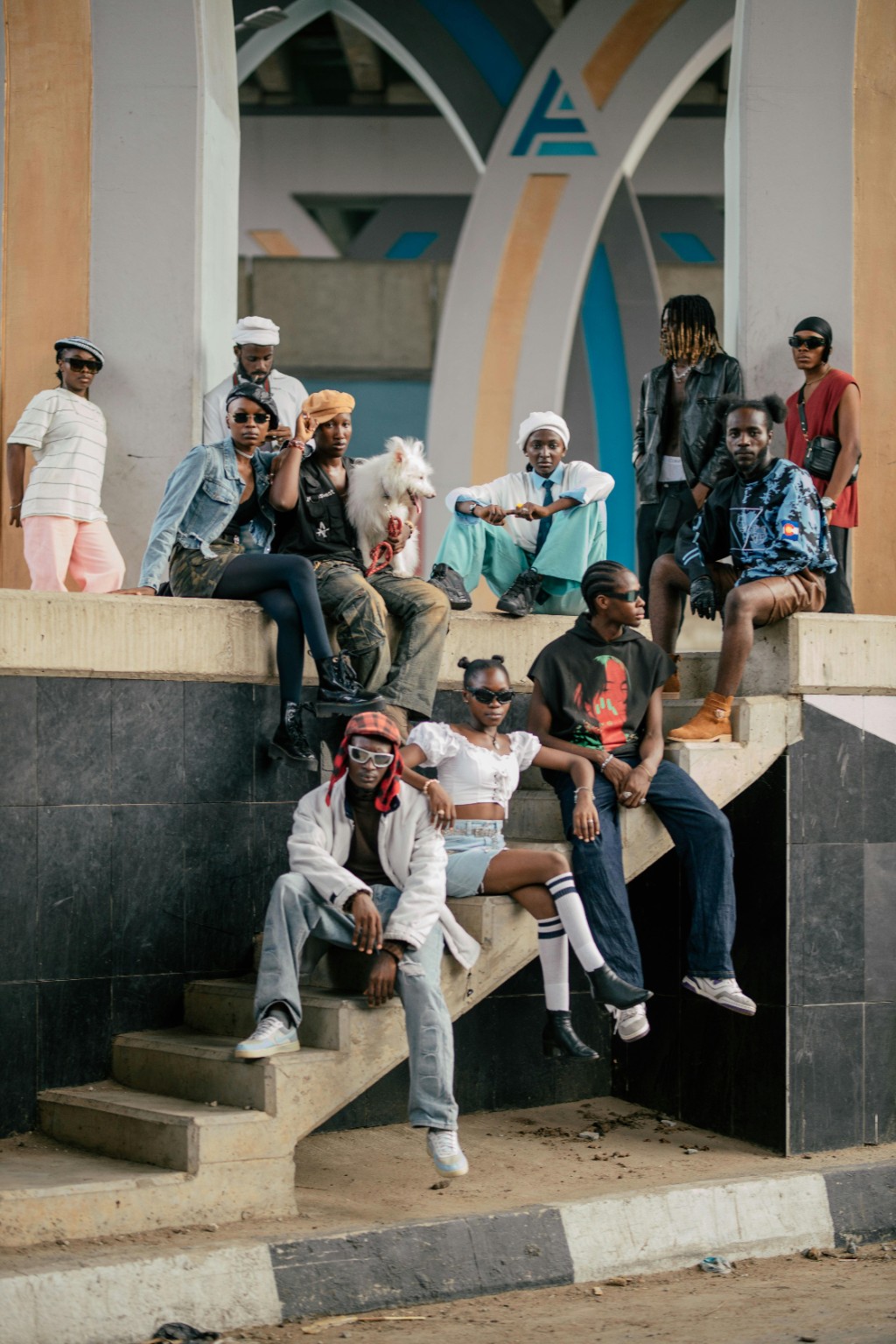 Grupo de pessoas com roupas streetwear em ambiente urbano