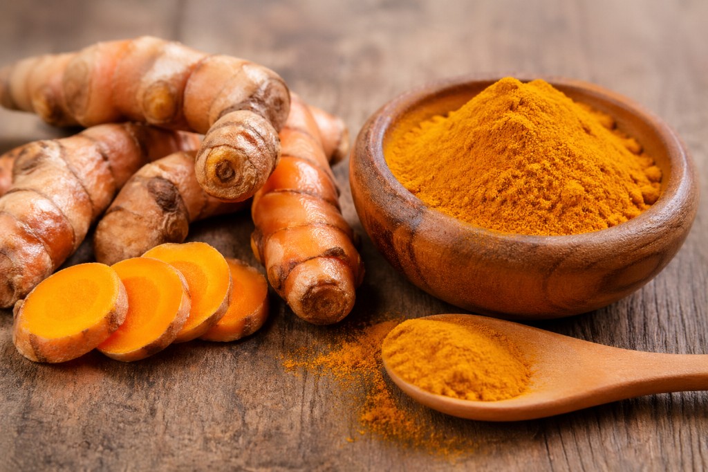 Ra&iacute;z de c&uacute;rcuma fresca e c&uacute;rcuma em p&oacute;