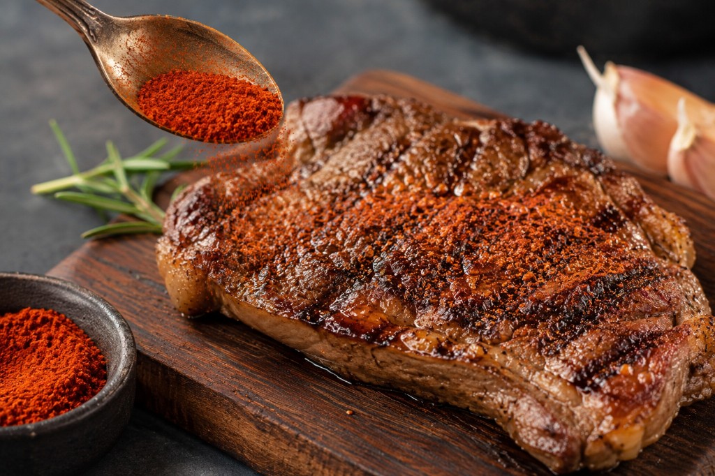 P&aacute;prica picante em carne grelhada