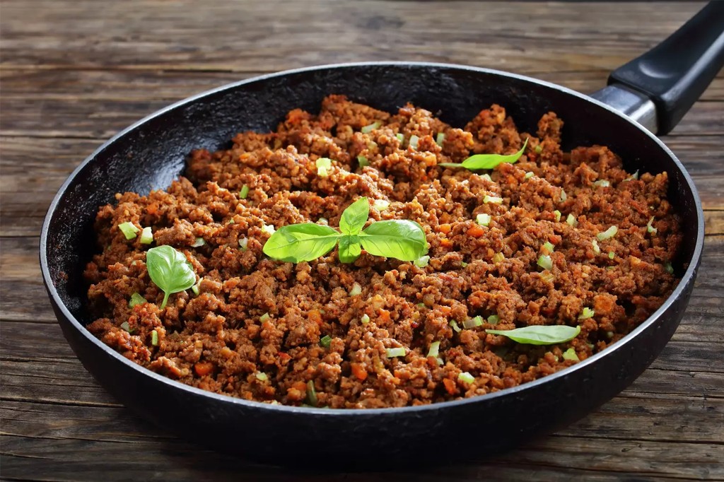 Carne mo&iacute;da temperada com ervas frescas