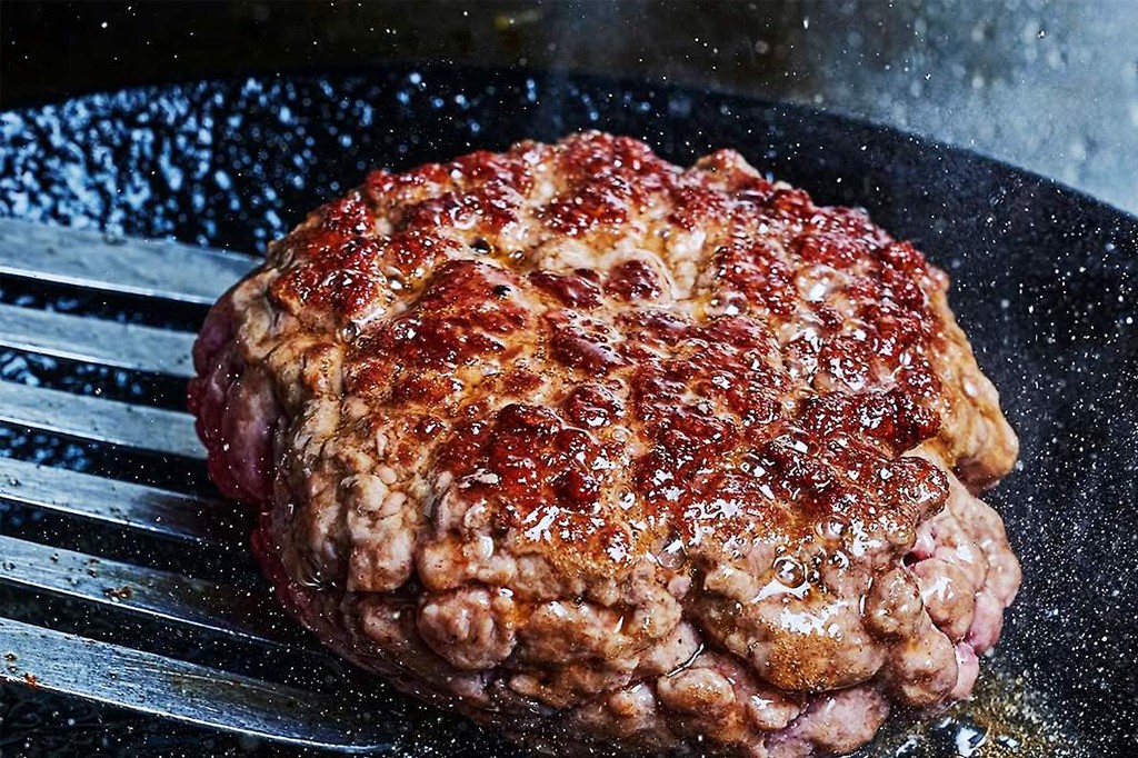 hamb&uacute;rguer artesanal feito com carne mo&iacute;da temperada
