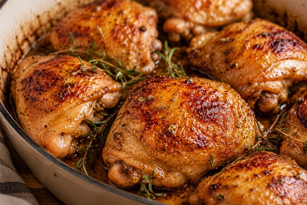 sobrecoxa de frango assada dourada e suculenta