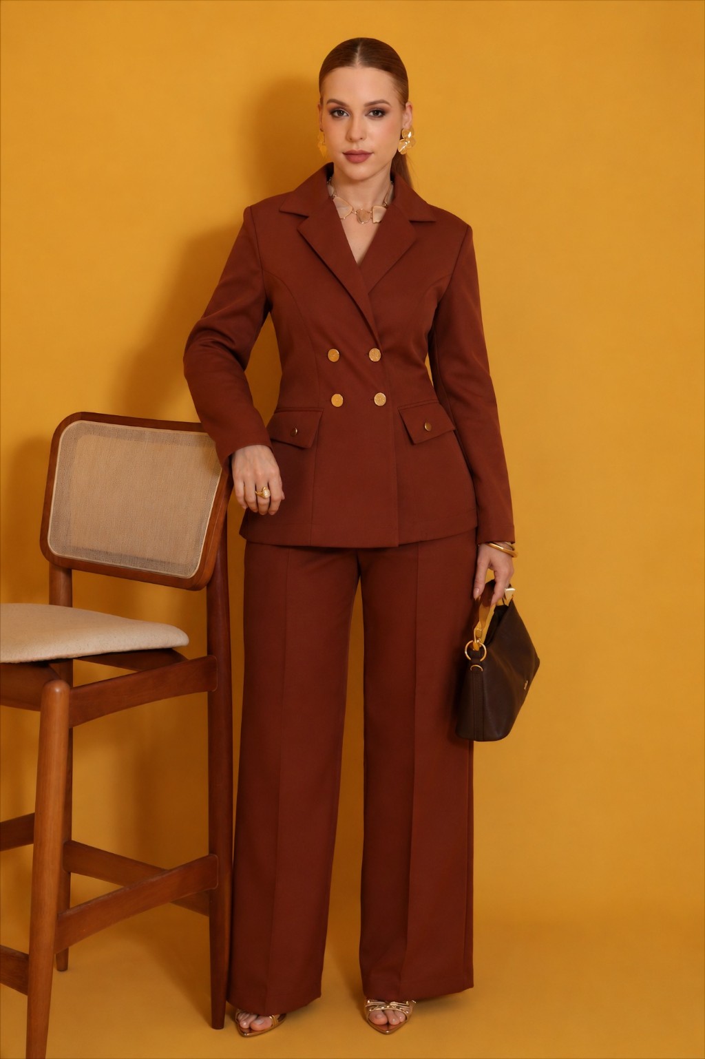 Conjunto feminino de alfaiataria em tom bord&ocirc; Dominique