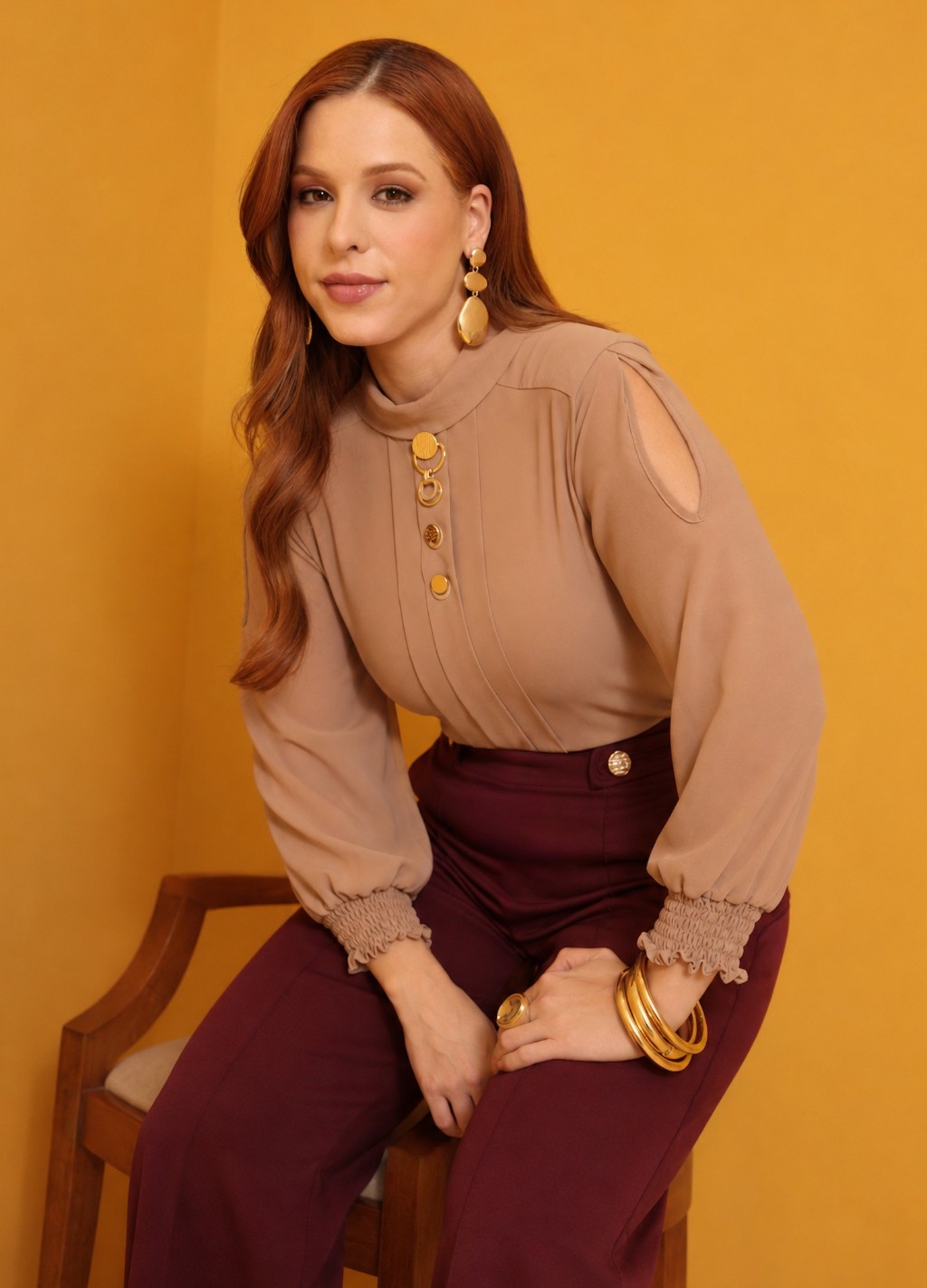 Blusa elegante feminina bege em crepe com detalhes dourados Dominique por F&aacute;tima Abrah&atilde;o