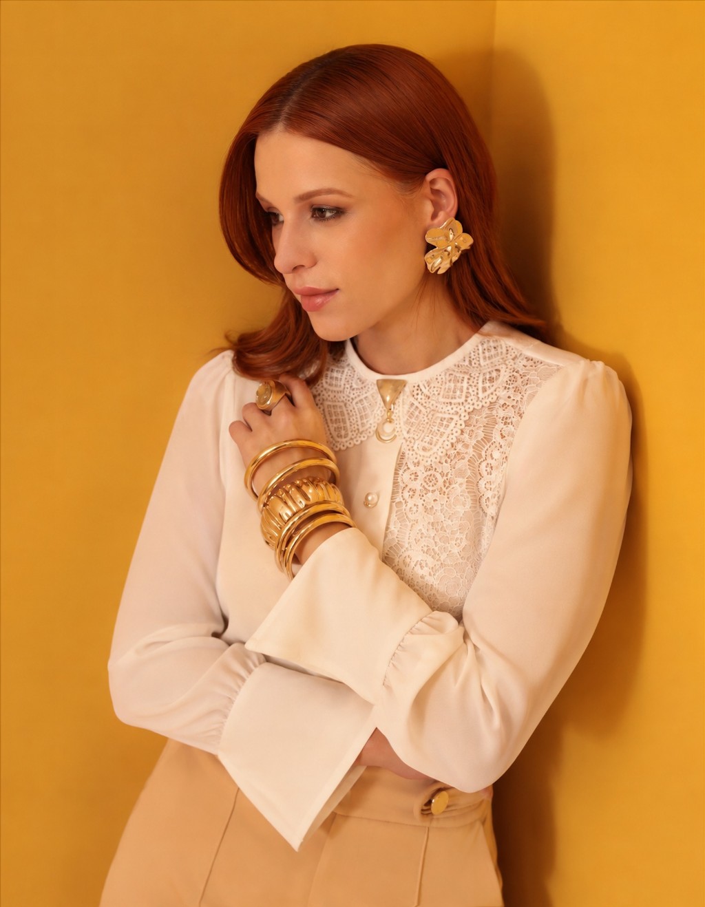 Blusa feminina elegante com aplica&ccedil;&atilde;o de renda e detalhes dourados Dominique por F&aacute;tima Abrah&atilde;o