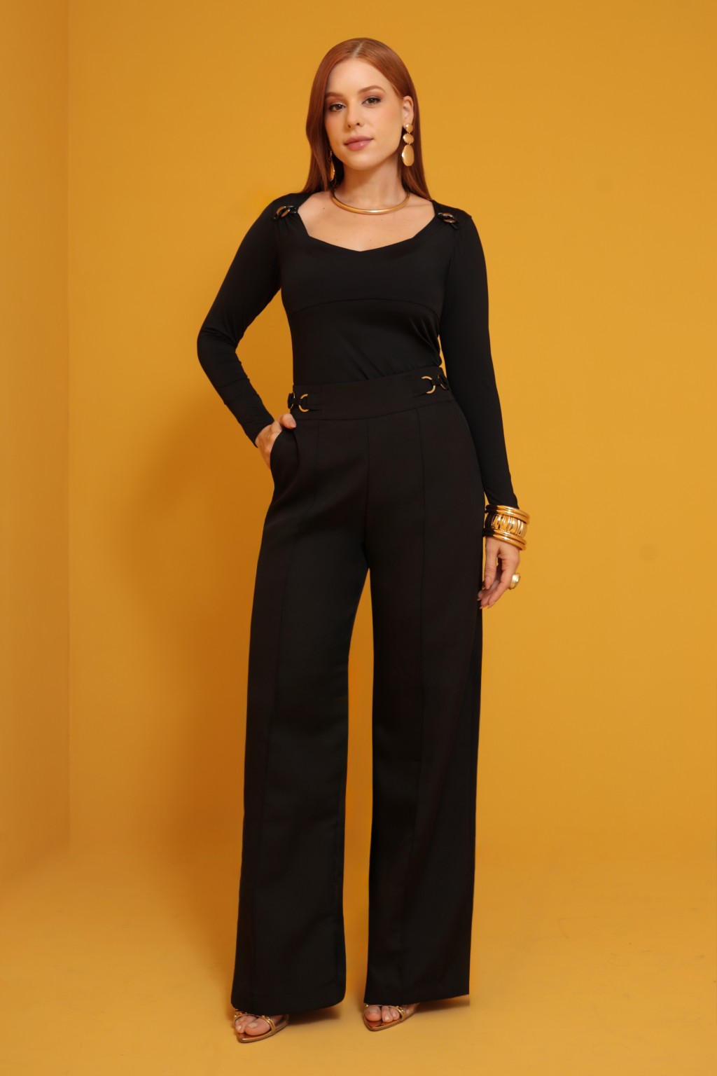 Cal&ccedil;a feminina preta de cintura alta com modelagem ampla e detalhes no c&oacute;s Dominique