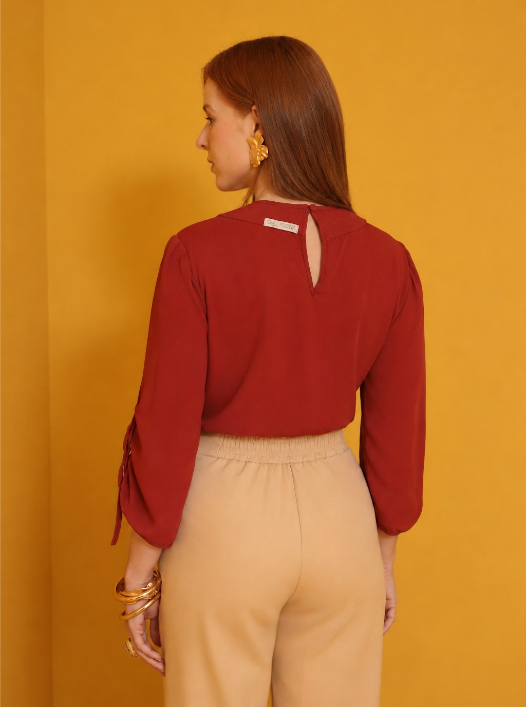 Detalhe do el&aacute;stico na parte de tr&aacute;s da cintura de cal&ccedil;a feminina Dominique