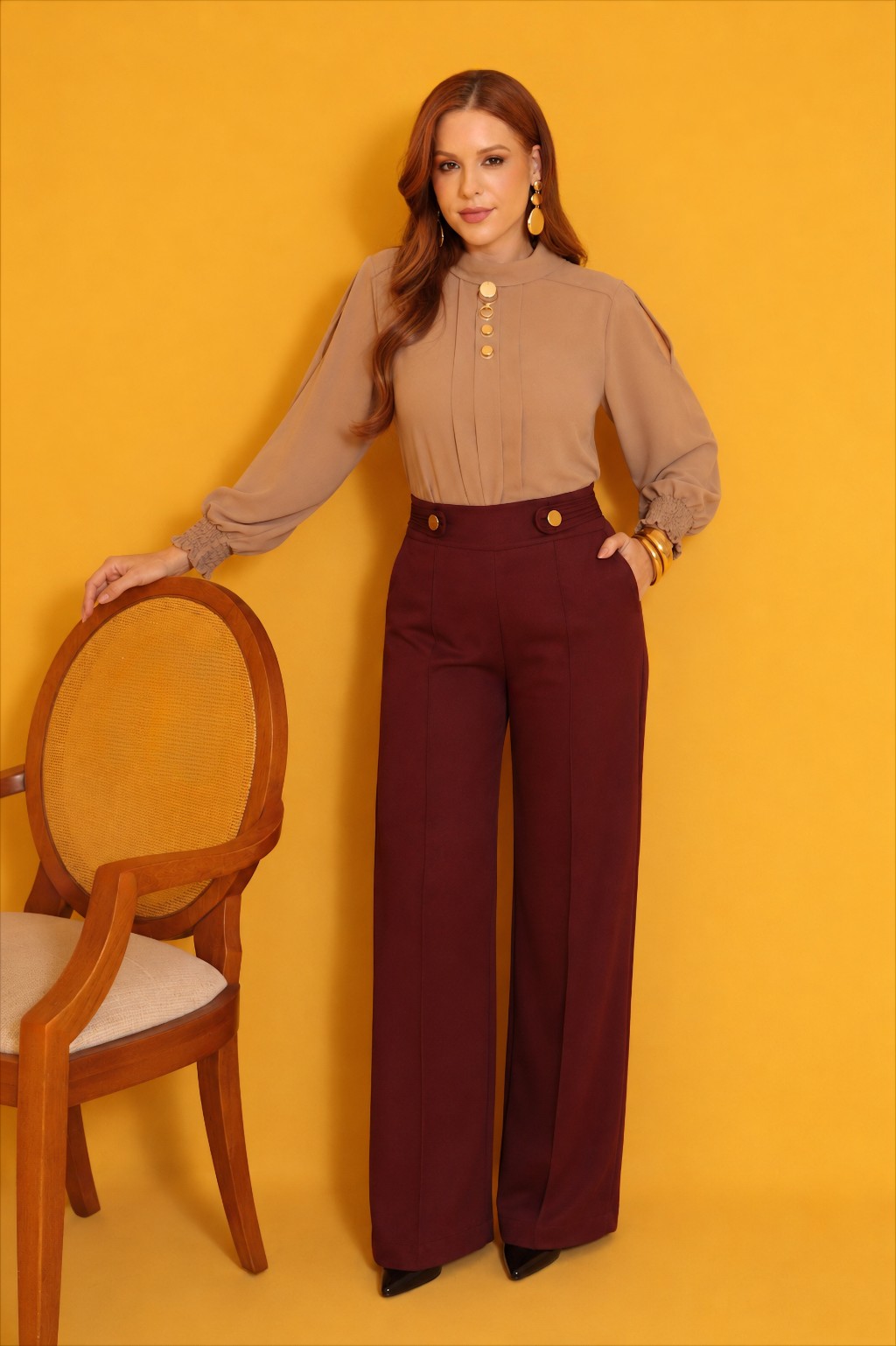 Cal&ccedil;a feminina vinho de cintura alta combinada com blusa elegante Dominique