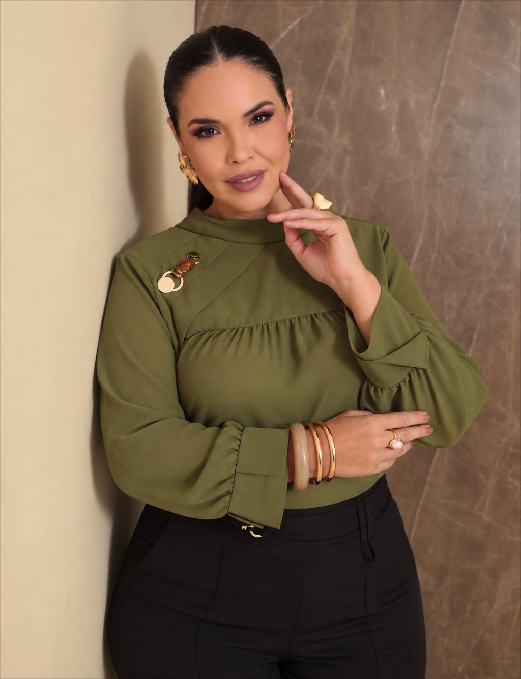 Look Curve Dominique com blusa verde e cal&ccedil;a preta