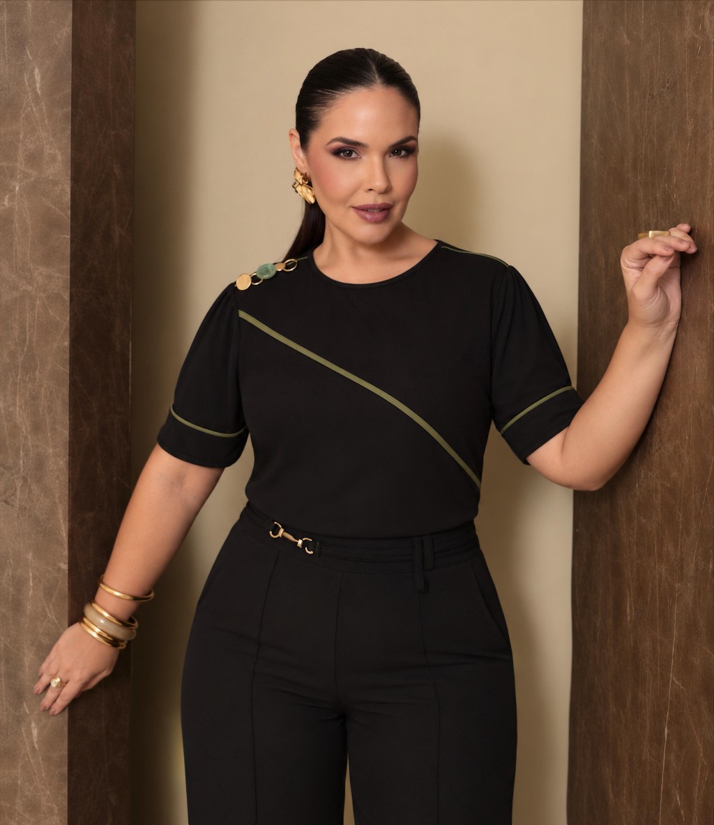 Look preto Curve DMQ com modelagem elegante
