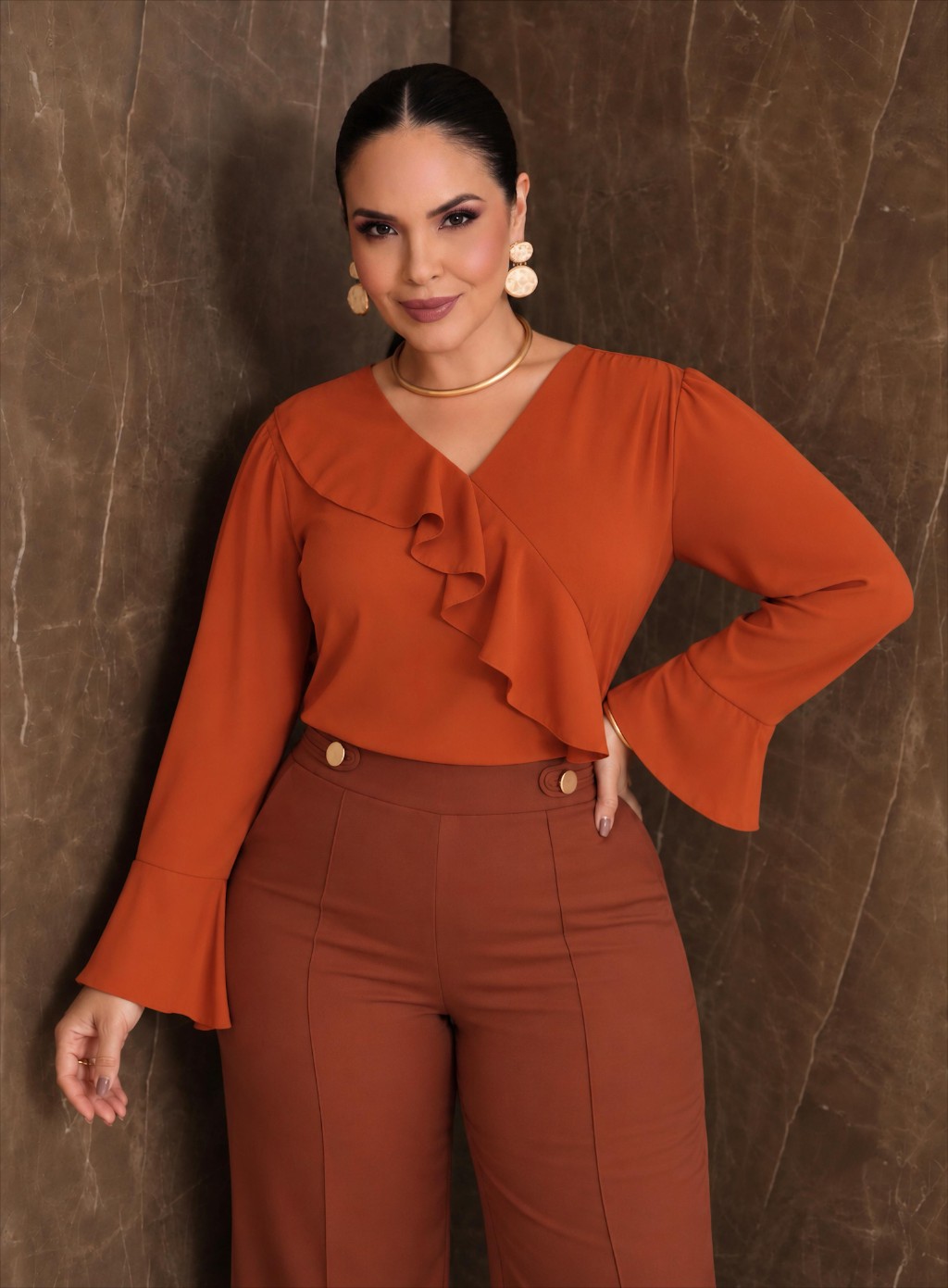 Blusa Curve DMQ em tom telha com babado e detalhe de amarra&ccedil;&atilde;o