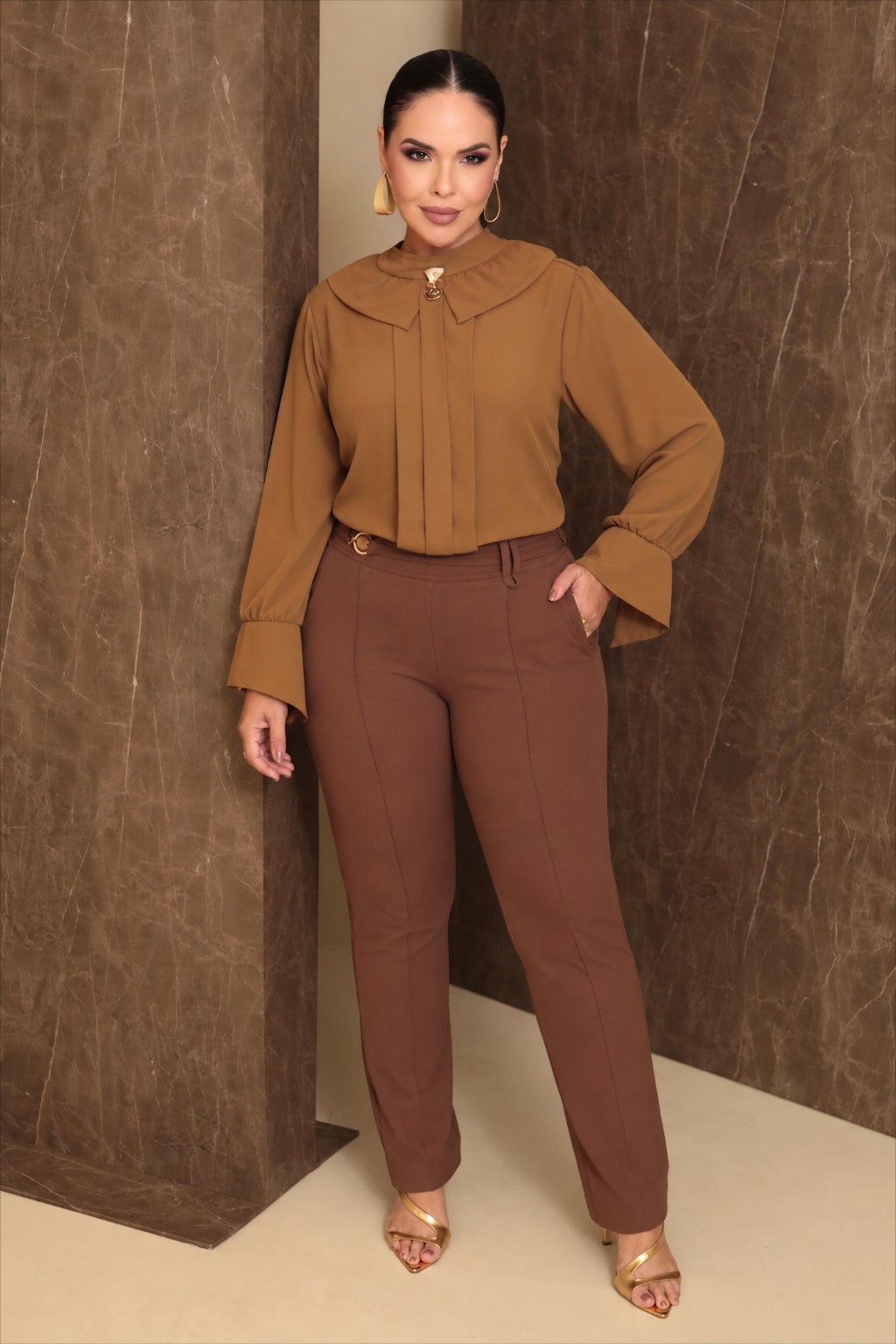 Look Curve DMQ em tom telha com cal&ccedil;a de alfaiataria clara