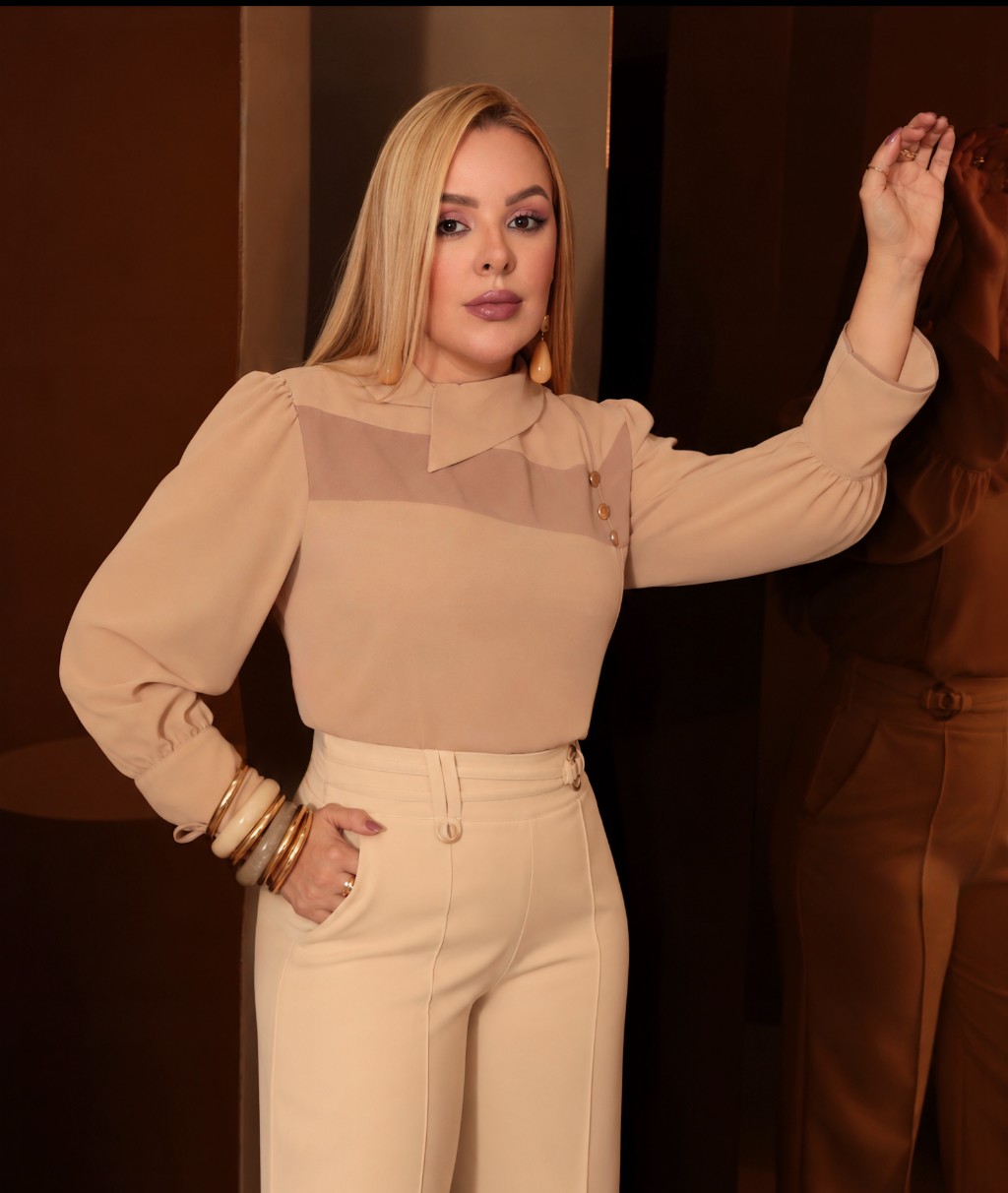 Look feminino elegante em tons neutros da cole&ccedil;&atilde;o Reflexos Dominique