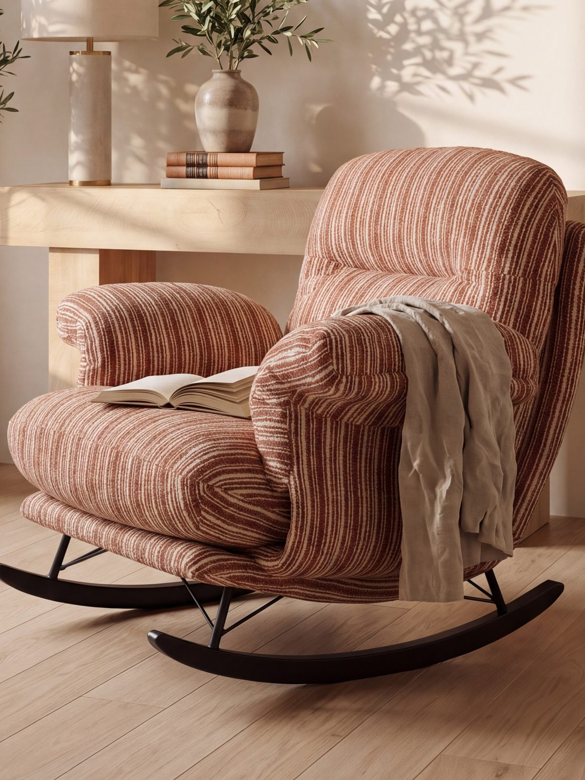 Sillón mecedor junto a la ventana