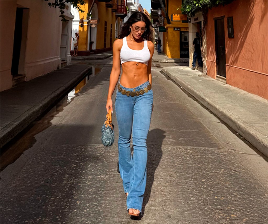Mulher com corpo tri&acirc;ngulo usando cal&ccedil;a jeans feminina Be Gringa