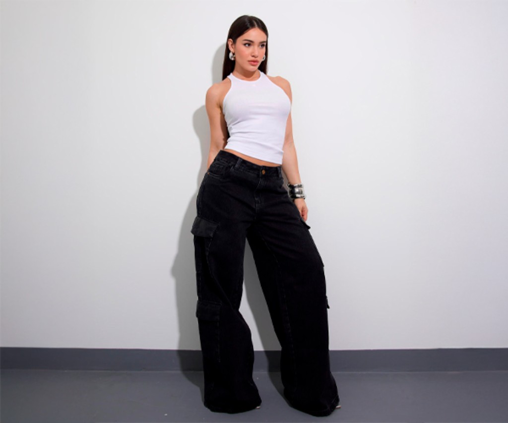 Mulher com corpo ampulheta usando calça jeans feminina Be Gringa