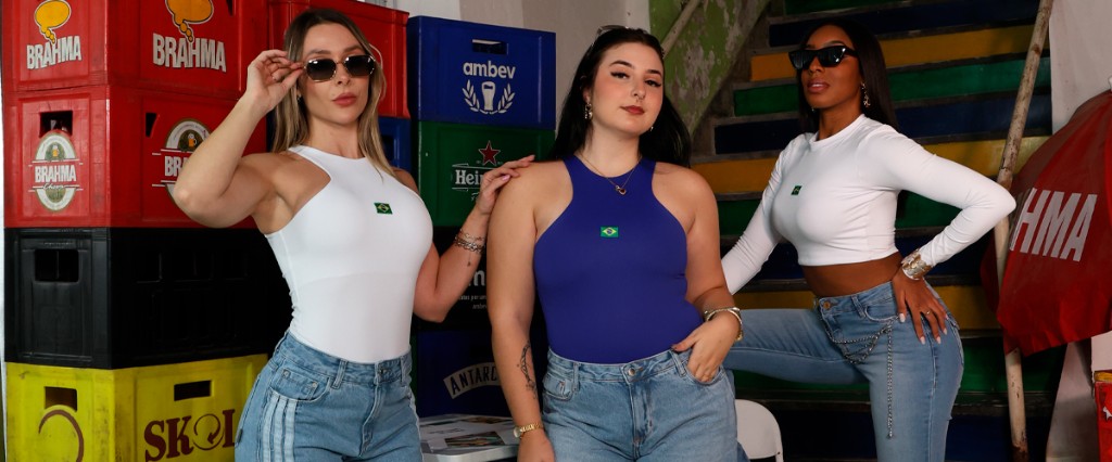 Tr&ecirc;s modelos usando body azul e branco da Cole&ccedil;&atilde;o Brasil Be Gringa com cal&ccedil;a jeans