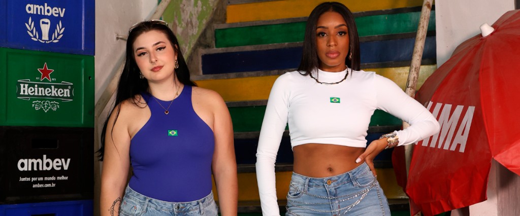 Duas modelos usando body azul e cropped manga longa branco da Cole&ccedil;&atilde;o Brasil Be Gringa