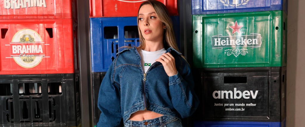 Modelo usando cropped manga curta branco da Cole&ccedil;&atilde;o Brasil Be Gringa com jaqueta jeans