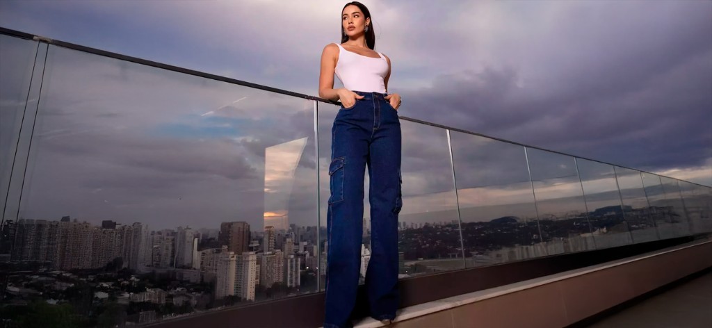 Cal&ccedil;a cargo jeans feminina Be Gringa cintura alta com body branco em rooftop urbano