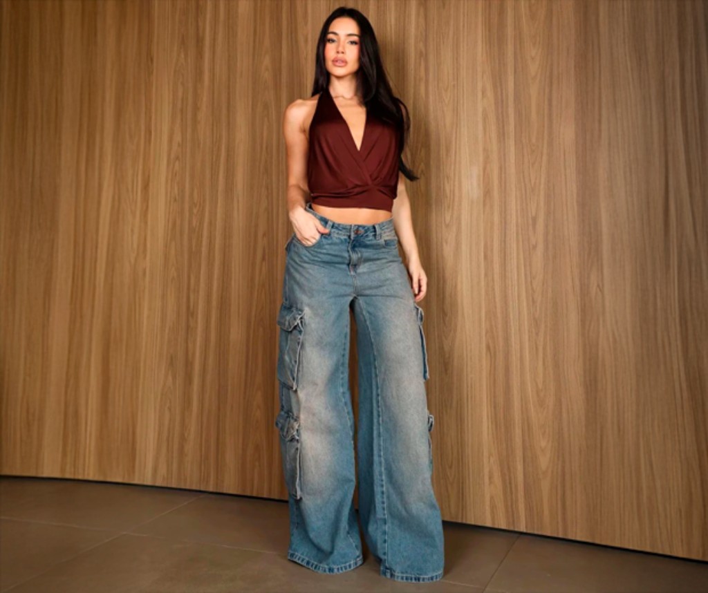 Cal&ccedil;a cargo jeans cintura baixa Be Gringa com cropped terracota - look casual feminino