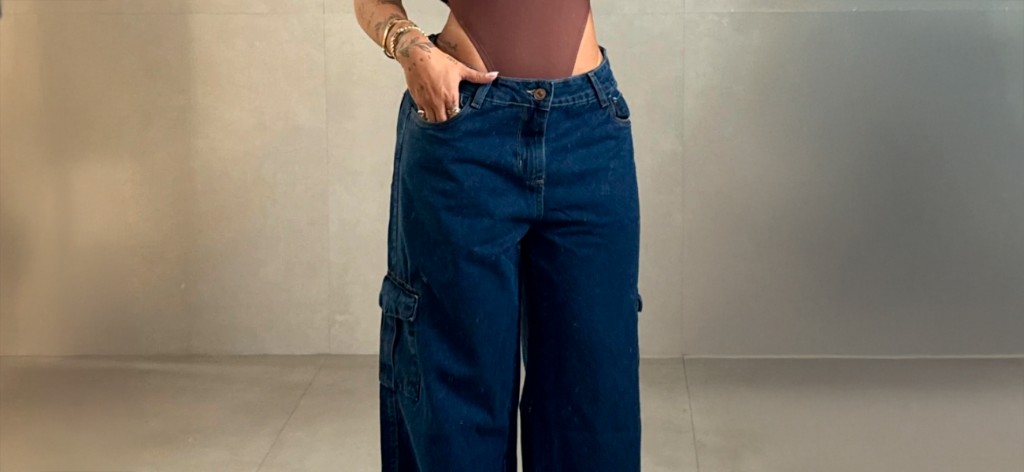 Detalhe do bolso lateral da cal&ccedil;a cargo jeans feminina Be Gringa cintura baixa