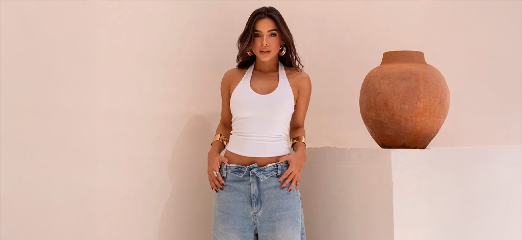 Mulher com look feminino urbano, representando confiança na hora de comprar roupas online