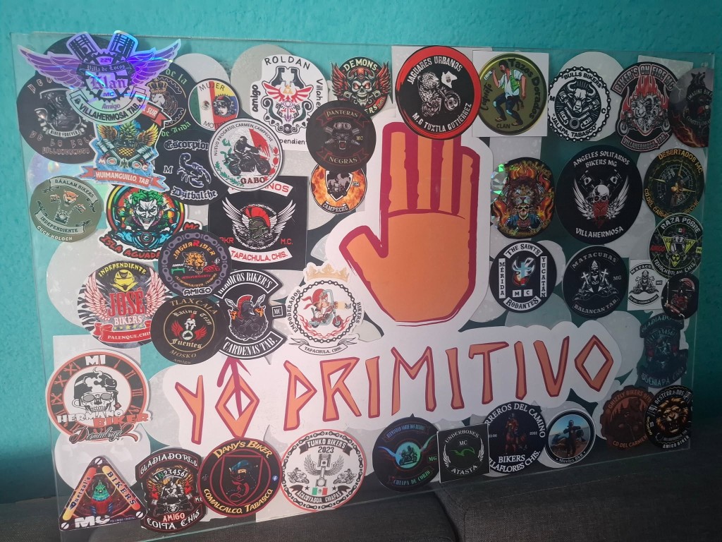 Anuncio de YoKavernikolo con stickers de comunidades biker en Panda Biker's