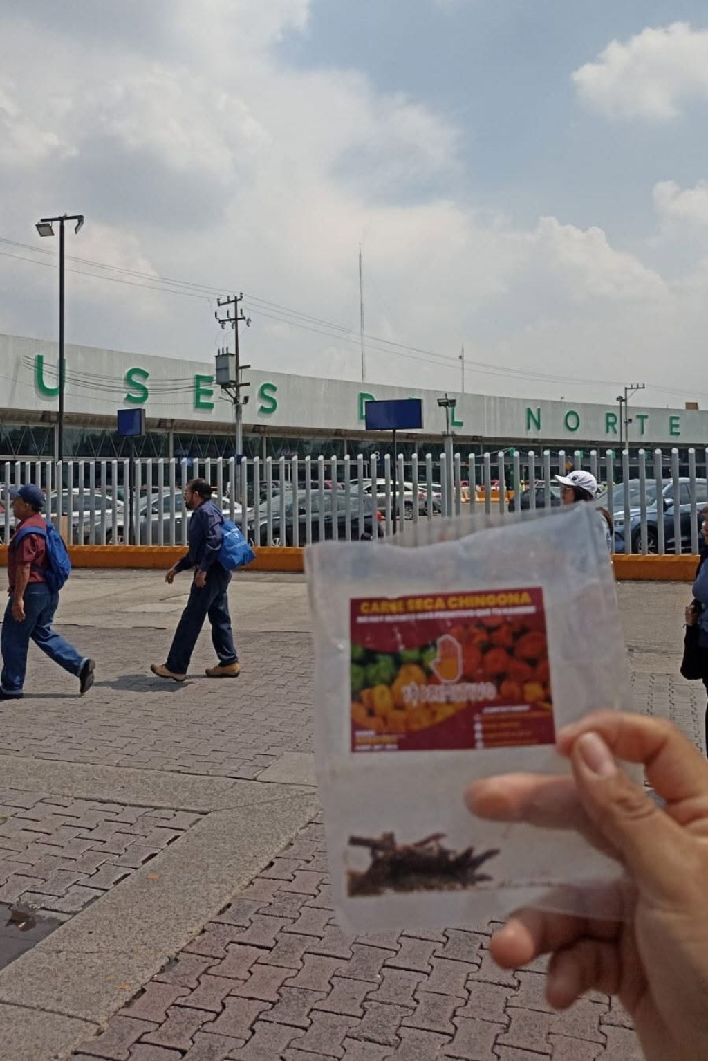 Cliente disfrutando carne seca YoKavernikolo durante un viaje