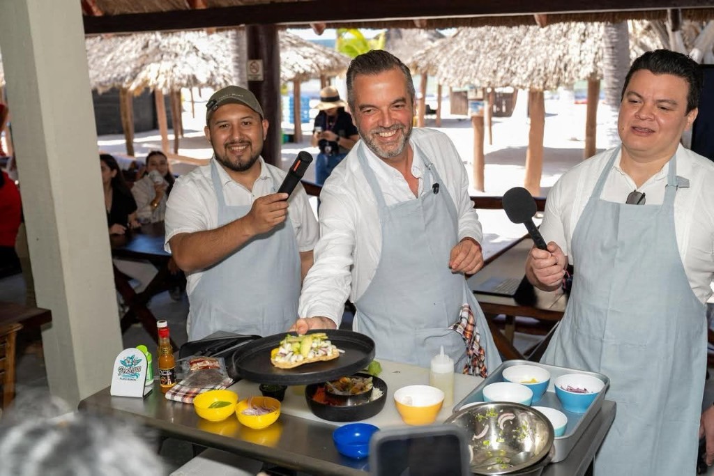 Titular de SEDECO cocinando con carne seca YoKavernikolo