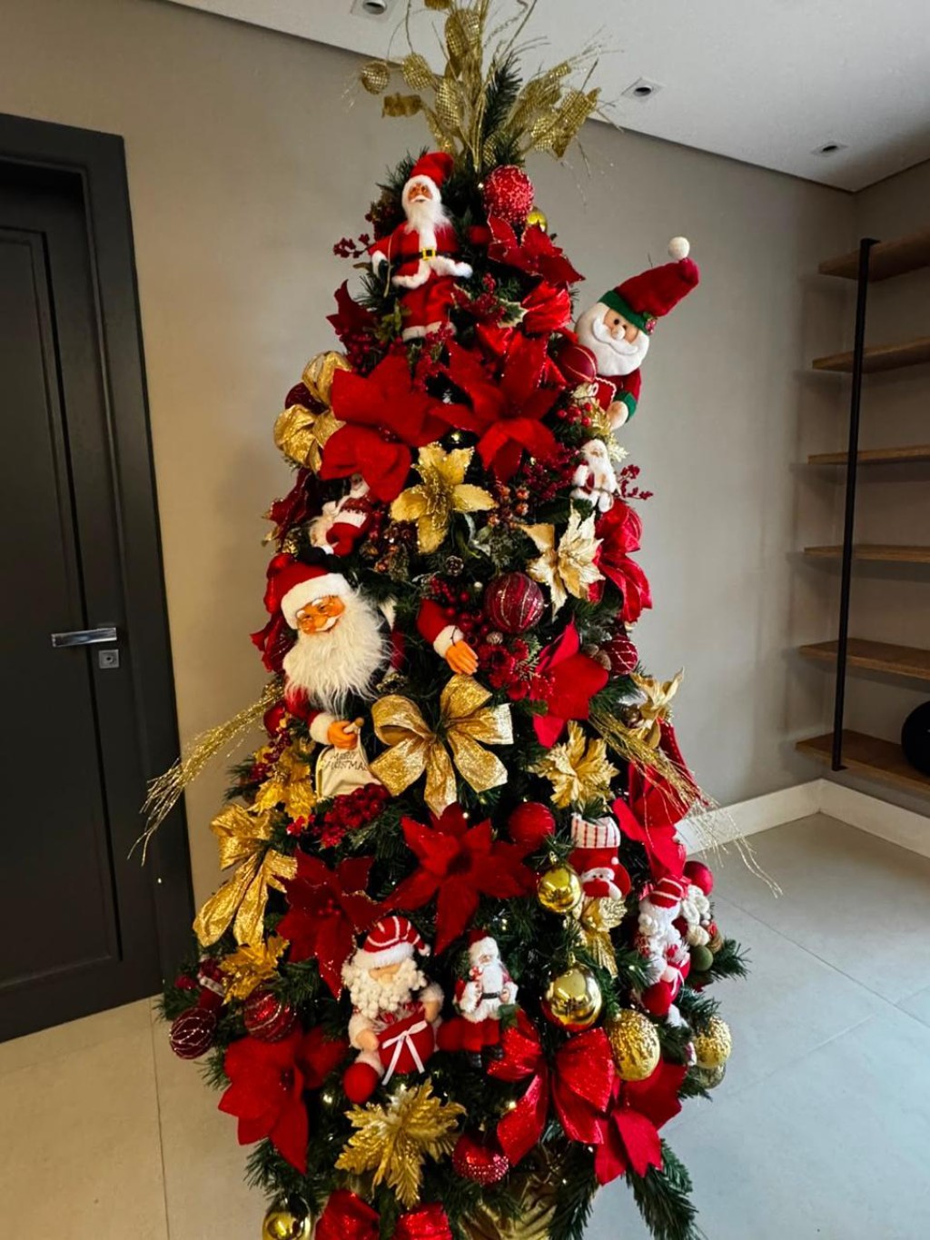 &Aacute;rvore de Natal em vermelho e verde.