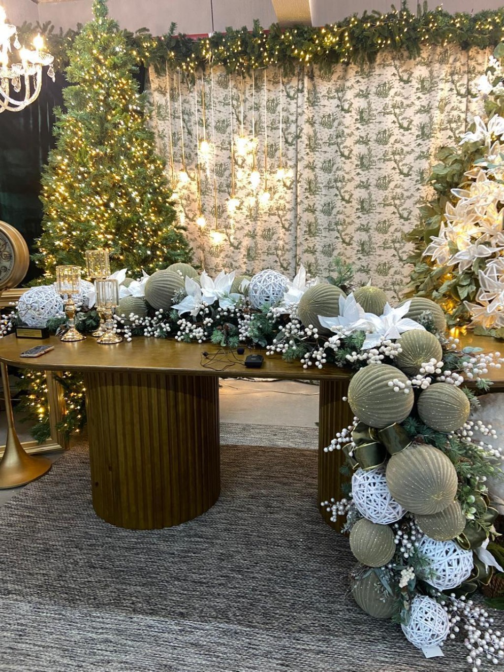 Decora&ccedil;&atilde;o natalina com foco em ilumina&ccedil;&atilde;o.
