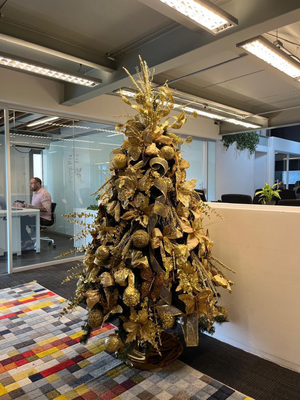 Árvore de Natal da Galpão Casa para decoração natalina corporativa.