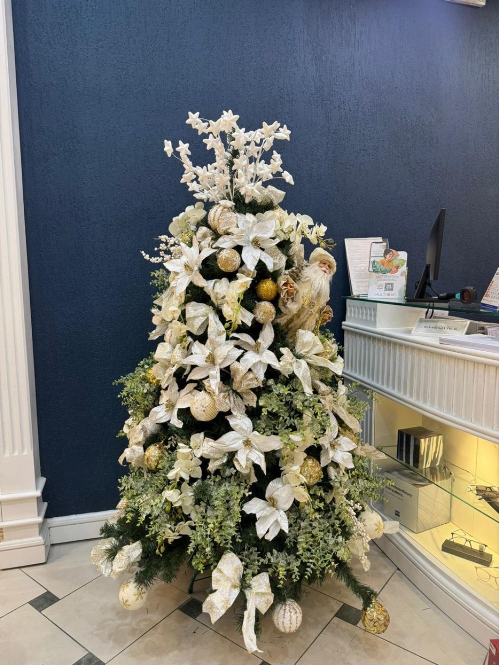 Árvore de Natal para empresas, decorada pela Galpão Casa.
