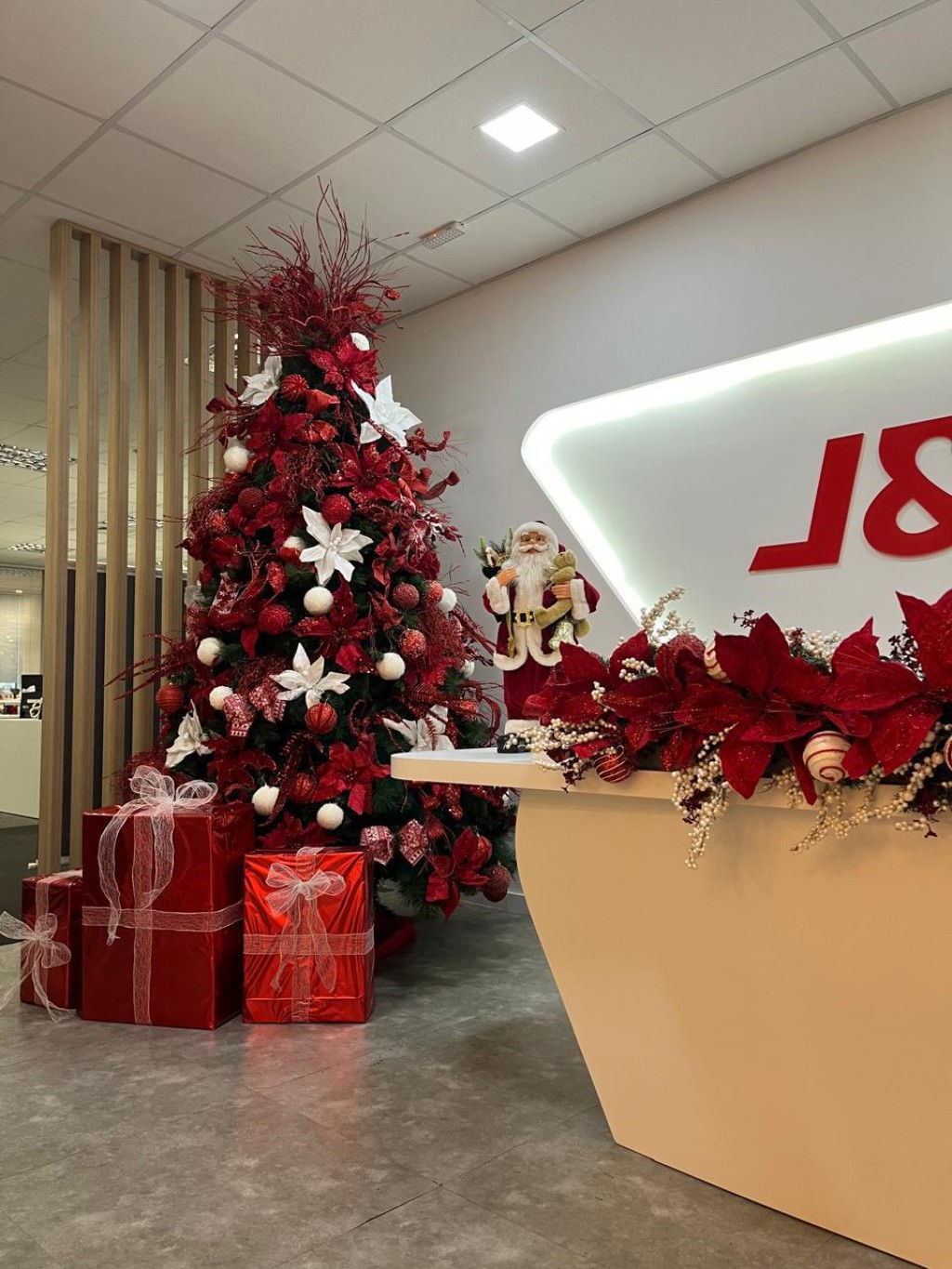 Decoração natalina para recepção de empresas.