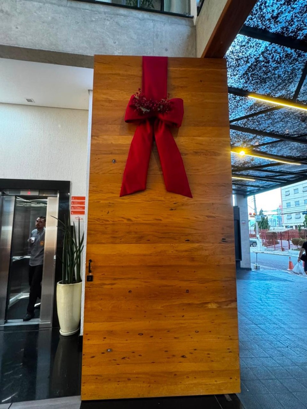 Guirlanda para porta de empresa, alugada pela Galpão Casa.