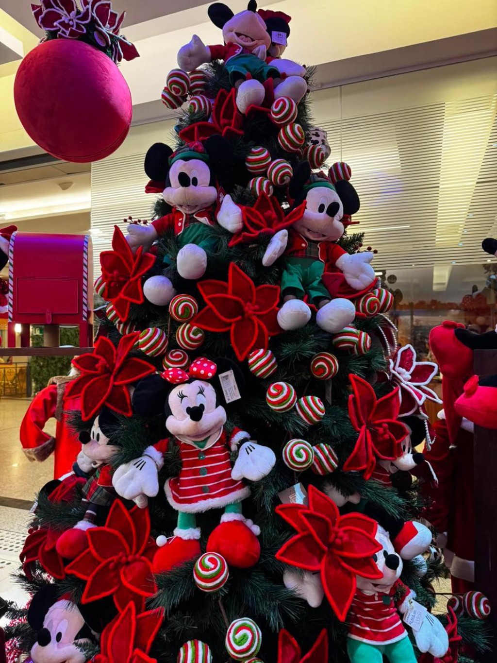 &Aacute;rvore de Natal com tema da Disney.