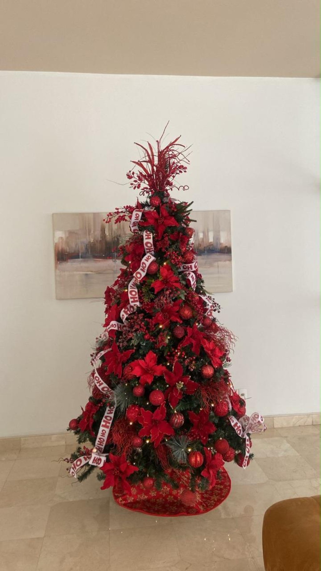 &Aacute;rvore de Natal com decora&ccedil;&atilde;o predominantemente vermelha.
