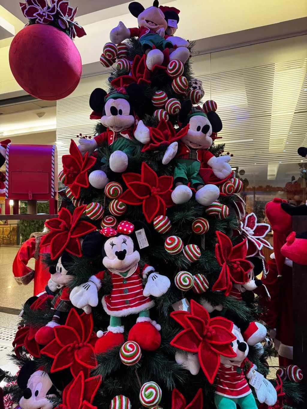 Enfeites de Natal da Disney comercializados pelo Galp&atilde;o Casa.