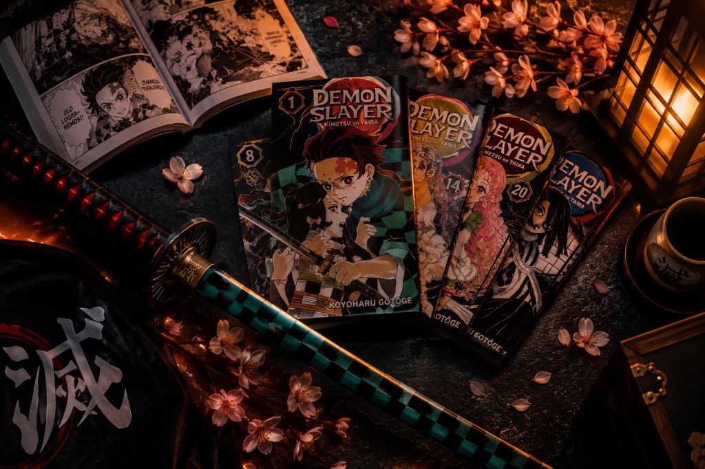 Manga Demon Slayer con katana y flores japonesas