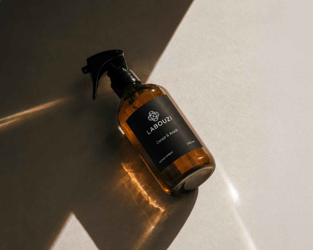 Home spray LABOUZI no ambiente iluminado