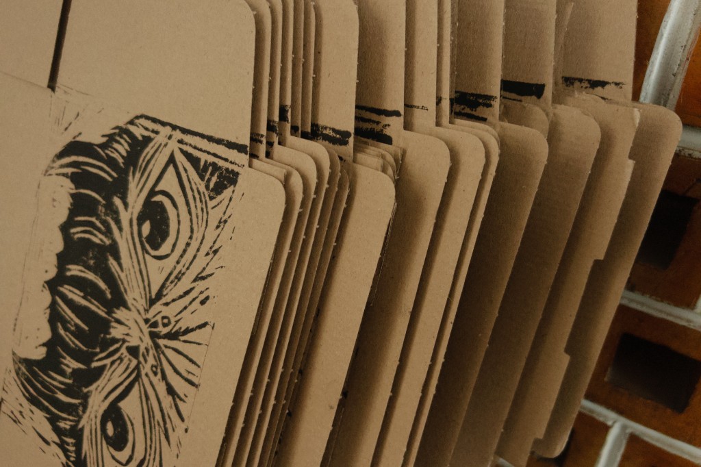 Caixas personalizadas com linogravura da coruja Mocho do diabo