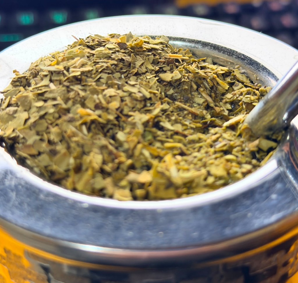 Mate con Yerba Mate despalada, cebado con agua caliente a 80&deg;