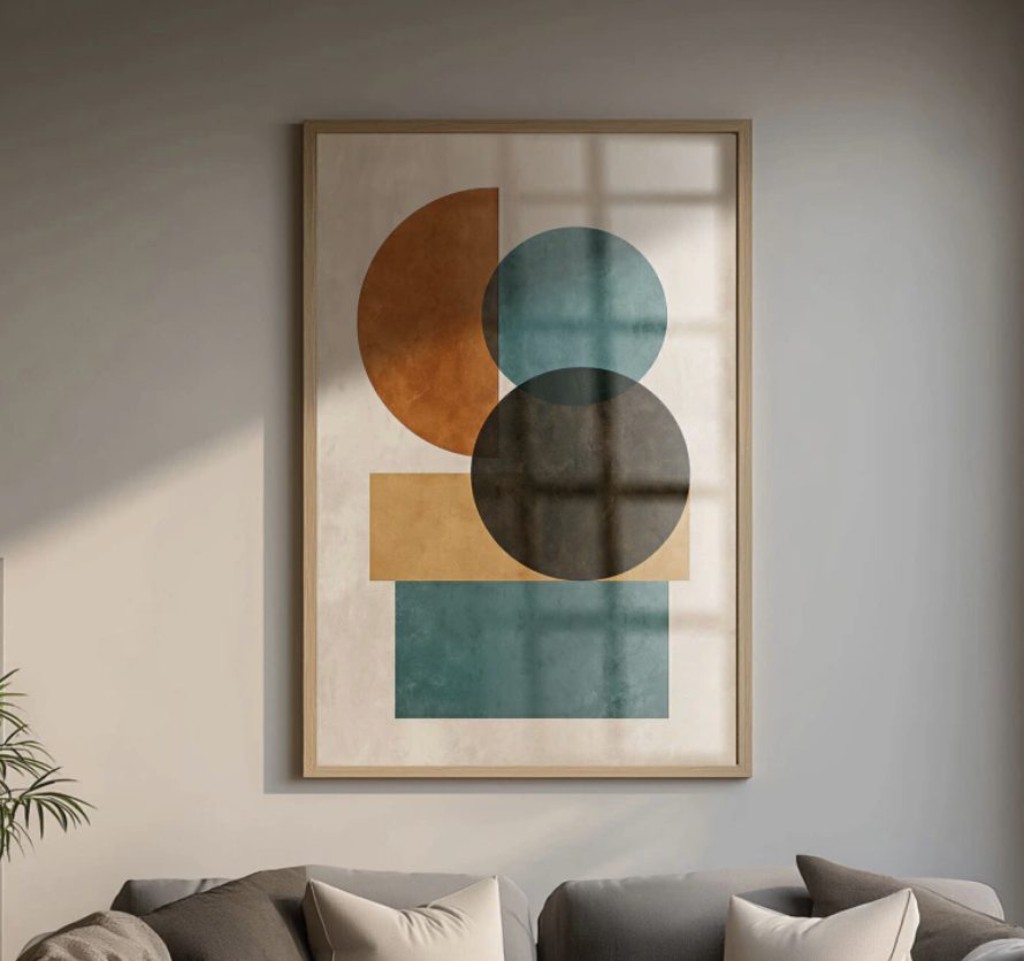 Composi&ccedil;&atilde;o de quadros geom&eacute;tricos sobre sof&aacute; em sala contempor&acirc;nea
