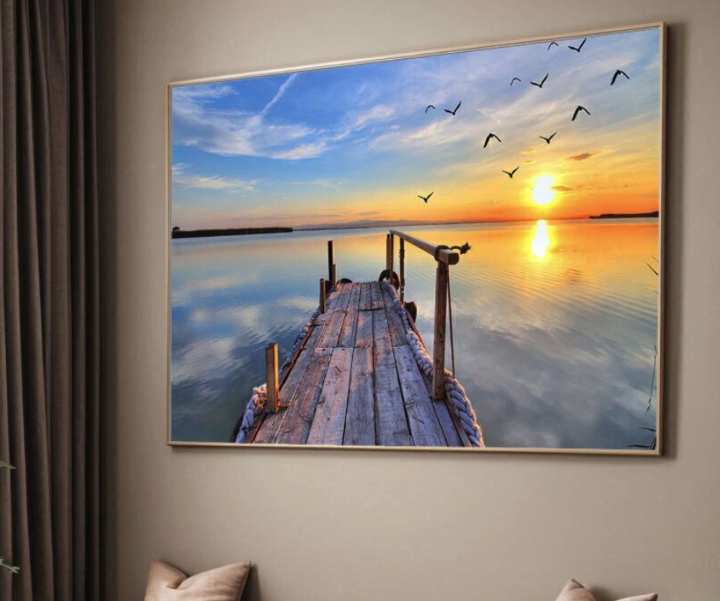 Quadros de praia e natureza em sala clara