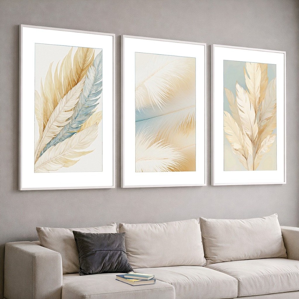 Trio de quadros com plumas em tons claros e azul suave