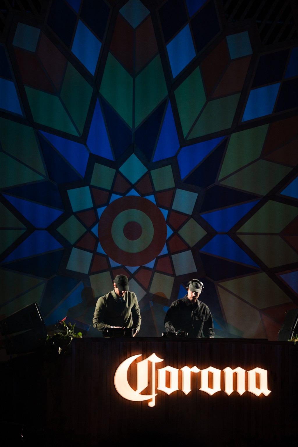 Escenario de Corona Sunset Sessions de noche con DJ