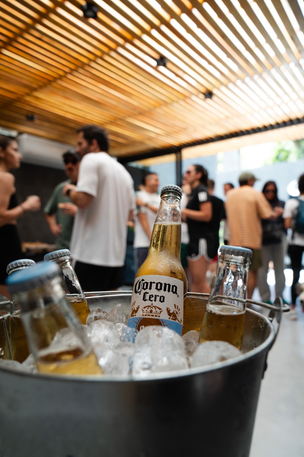 Balde con Corona Cero para brindar después de la Social Run